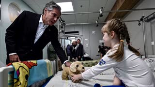 Blinken visits Kyiv children's hospital, minesweeper dog