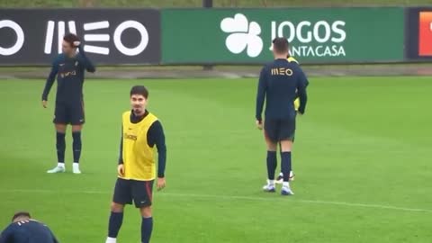 CRISTIANO SEGURA JOÃO CANCELO PRA NÃO SAIR NA MÃO COM JOÃO FÉLIX EM TREINO PRA COPA