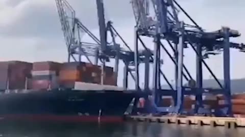 👀 In Turkey, a container ship destroyed three giant cranes The incident took