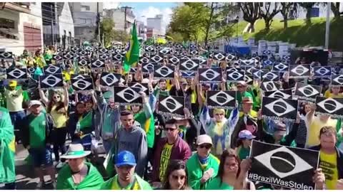 Golpistas: bolsonaristas pintam bandeira do Brasil de preto em Caxias do Sul (RS)