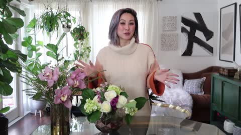 DIY FLOWER ARRANGEMENT under $30 with Grocery Store Flowers | Julie Khuu