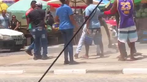 Motoboys trocam socos no centro de Feira de Santana