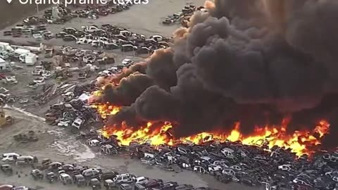 EE.UU | Grand Prairie, Texas | Los bomberos luchan contra un enorme incendio