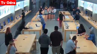 Watch These Thieves Make Off With 27K Of Electronics From Apple Store!