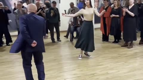 Валерий Кварчия исполняет танец в Стамбуле