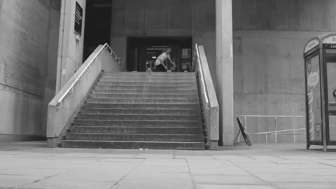 SKATEBOARDING IN A FREESTYLE WITH PEOPLE