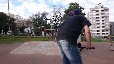 BMX Rider Falls Onto The Rail | Venda Seu Vídeo