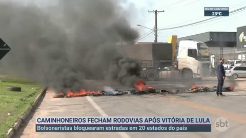 Caminhoneiros fecham rodovias após vitória de Lula | SBT Brasil (31/10/22)