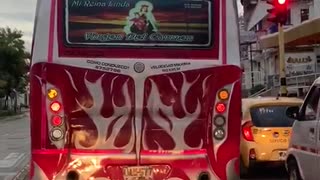 Conductor de buseta es sancionado por volarse un semáforo en rojo