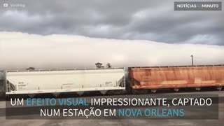 Nuvens sobrevoam de forma impressionante um trem