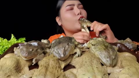 Thailand girl Eating Frog