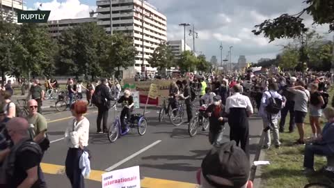 LIVE: Berlin / Germany - Demonstrators rally against income inequality and for affordable housing