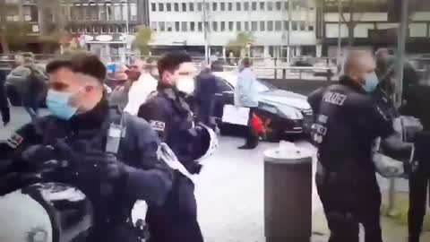 GERMAN LOCKDOWN PROTESTERS SHOW THE POLICE WHOS BOSS