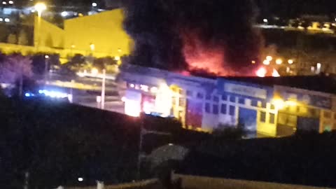 Gran incendio en una fábrica.