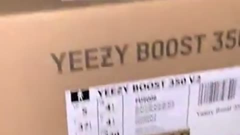 750Kicks Unboxing: Yeezy Boost 350 V2 Black Static Reflective with @Benjamin Style Outfits YZY YT 20