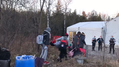 Famille haïtienne traverse, en décembre, la frontière du Québec