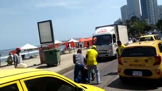 Video: dos taxistas se enfrentan a puños en vía de Bocagrande