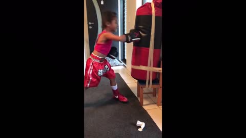 Prodigio del boxeo de 4 años le pega a una pesada bolsa