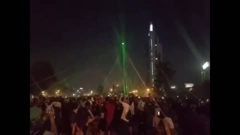 Chile: Protesters bring down a police drone using dozens of laser pointers ⚠️ Flashlight Warning ⚠️