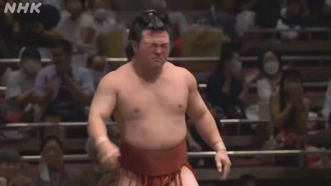 My favorite sumo player on charge now