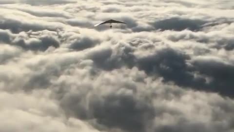 Parapente sobre as nuvens de Interlaken, Suíça 🪂 Vídeo