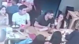 Video: Robaron a 30 personas a punta de pistola en un restaurante