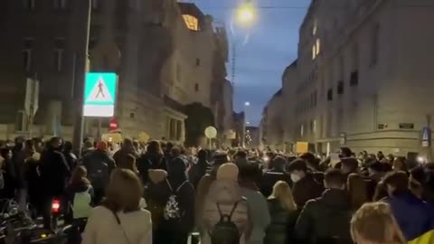 Russians in Moscow chanting Glory to Ukraine in protest