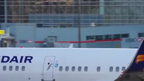 Golden Evening Icelandair Boeing 757 landing at Vancouver Airport