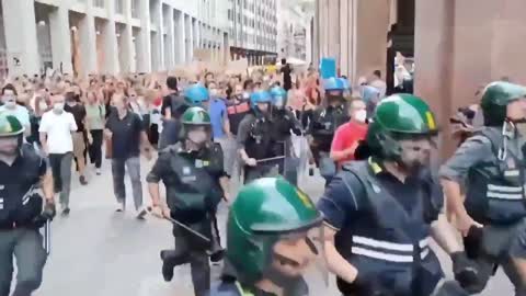 Italian police join in with protesters