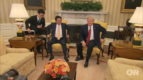 トランプ大統領と安倍の握手