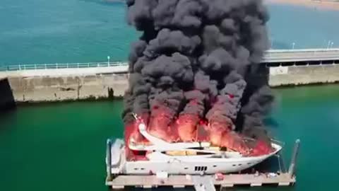 YATCH TAKE FIRE IN CRIMEA'S PORT