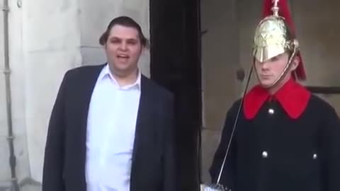 Funny guy makes Royal Guard Laugh at Buckingham Palace in London