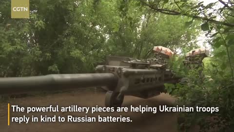 Ukrainian forces fire U.S. M777 howitzers at Russian positions