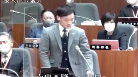 日本泉大津市議會，南出市長在議會質疑疫苗的發言