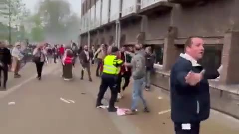 Muslims Assaulting Local Nationals In Front Of Police