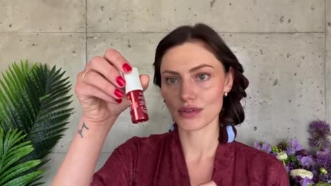 Phoebe Tonkin’s Guide to Heatless Curls and Day-to-Night Red Lipstick
