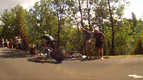 Tour de France Bergerac / Périgueux : Un spectateur montre ses fesses au cycliste Thomas Voeckler !