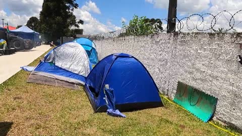 Mais de 300 pessoas acampadas em frente ao QUARTEL DO EXÉRCITO e não vão desistir da manifestação