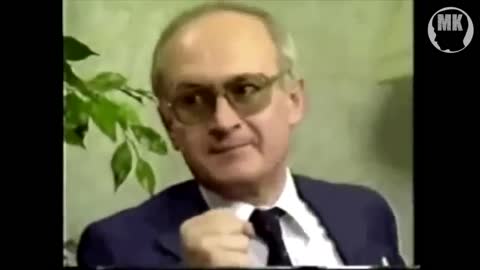 Youri Bezmenov, ex agent du KGB, expose la subversion idéologique ou guerre psychologique