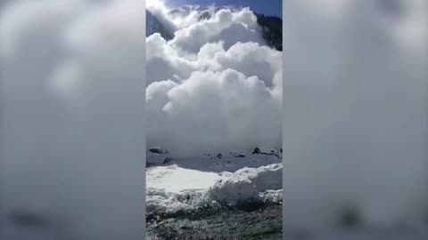 Eyewitness video captures powerful avalanche in India
