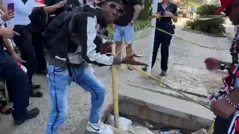 Video: La insólita de celebración del cumpleaños de un hueco en Bocagrande