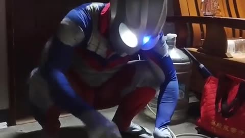 Ultraman cooks his own instant noodles, heartwarmingly cute!