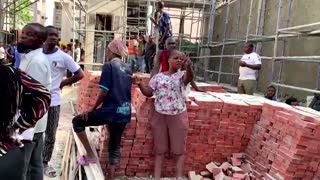 Building collapses in Nigeria with workers trapped