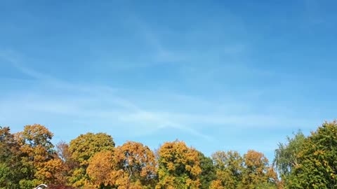 Himmel in Berlin am 7.10.2022 um 13:45 Uhr