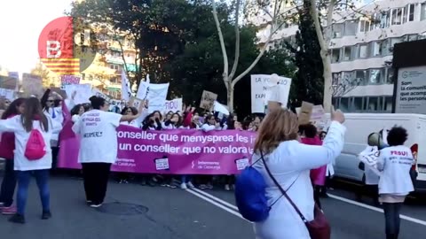 La manifestación de enfermería corta la Diagonal en los dos sentidos