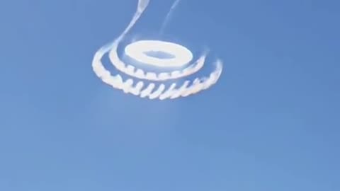 UFO LEAVES BEAUTIFUL TRACES IN THE SKY