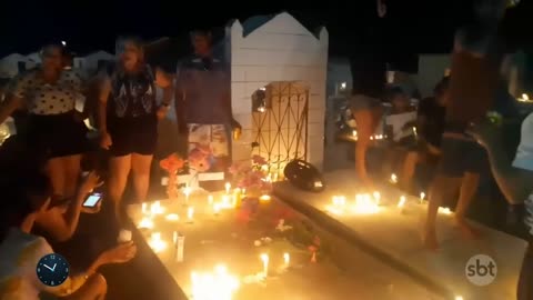 Grupo faz festa em cemitério para homenagear amigo morto | Primeiro Impacto (03/11/22)