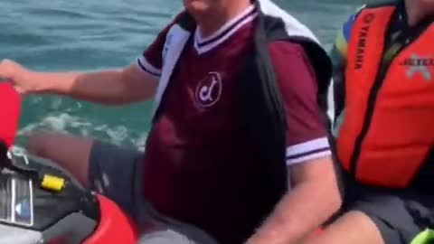 JAIR MESSIAS BOLSONARO DIRIGE JET SKI E CUMPRIMENTA ELEITORES.