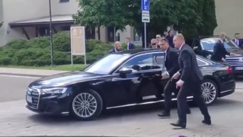 💥 Populist Slovakian Prime Minister Robert Fico has been shot 👀