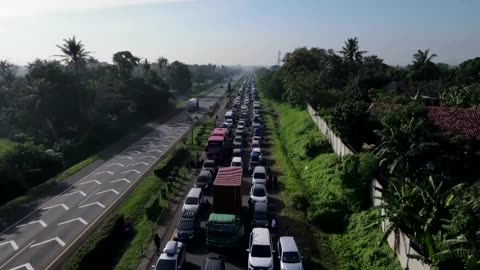 Indonesians brave gridlock traffic to head home for Eid